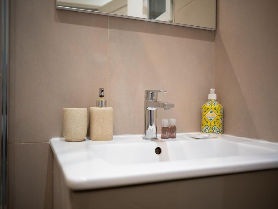 Appartement Tout Equipe 2 A 4 Couchages Au Coeur Du Vieux Port Marseille Luaran gambar